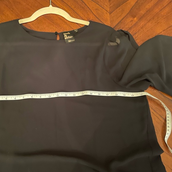 Black blouse w. Sheer long wide arms (size large) - Picture 4 of 7